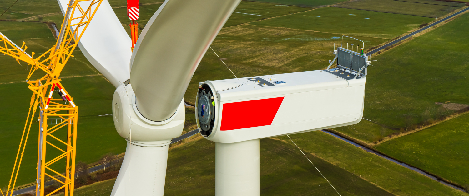 Windenergieanlage bei der Montage vom Stern mit Rotorblättern Luftbild und Nahaufnahme einer